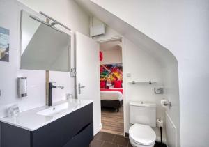 La salle de bains est pourvue d'un lavabo et de toilettes. dans l'établissement Best Western Le Vinci Loire Valley, à Amboise