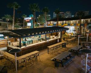 un restaurante al aire libre con mesas y sillas por la noche en Egyptian Motor Hotel BW Signature Collection en Phoenix