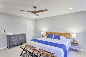 una camera da letto con un letto e un ventilatore a soffitto di Georgia Vacation Rental Near Downtown Rome! a Rome