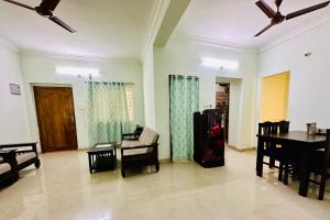 Svetainės erdvė apgyvendinimo įstaigoje TrueLife Homestays - SRS Residency - 2BHK AC apartments for families visiting Tirupati Temple - Fast WiFi, Kitchen, Android TV - Walk to PS4 Pure Veg Restaurant, Mayabazar Super Market - Easy access to Airport, Railway Station, All Temples
