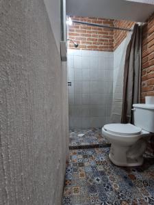 uma casa de banho suja com WC e chuveiro em Casa Hostal La Esperanza de Don Alfonso em León