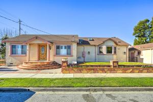 サンブルーノにあるSan Bruno Vacation Rental - Walk Downtown!の玄関と私道のある家