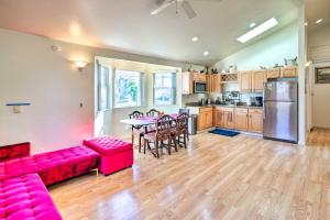 サンブルーノにあるSan Bruno Vacation Rental - Walk Downtown!の赤いソファとテーブルのあるリビングルーム