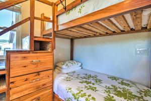 サンブルーノにあるSan Bruno Vacation Rental - Walk Downtown!のベッドルーム1室(二段ベッド2台、ドレッサー付)