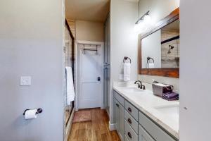 Gallery image of Chasing Sunsets in Rogers