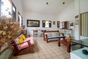 a living room with chairs and a table at Casa em Porto, piscina e 5 qrts in Porto De Galinhas