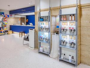 un magasin avec plusieurs réfrigérateurs dans une pièce dans l'établissement Airline Hotel, à Miyazaki