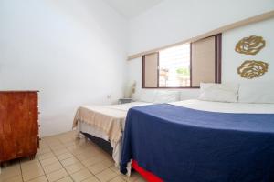 a bedroom with a large bed and a window at Casa em Porto, piscina e 5 qrts in Porto De Galinhas +12 photos
