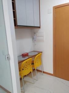 A kitchen or kitchenette at Apartamento próximo ao Farol da Barra