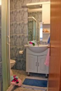 Ένα μπάνιο στο Apartments in Komarna 43529