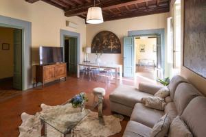 un soggiorno con divano e tavolo di Holiday home in Florenz - Toskana 43634 a Firenze
