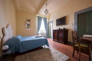 una camera con un letto blu e una finestra di Holiday home in Florenz - Toskana 43634 a Firenze