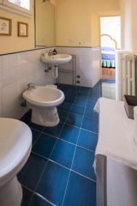 bagno con lavandino bianco e servizi igienici di Holiday home in Florenz - Toskana 43634 a Firenze