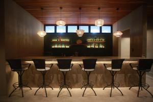 - un bar dans un restaurant avec des chaises et des lumières dans l'établissement Cala Laiya, à San Juan