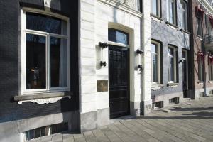 eine schwarze Tür an der Seite eines Gebäudes in der Unterkunft Boutique Hotel Oosteinde in Amsterdam