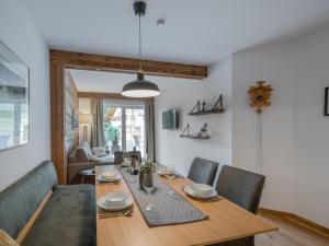 comedor con mesa de madera y sillas en Ski Nature Apartment Lungau Top 8, en Mauterndorf