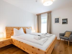 1 dormitorio con 1 cama grande y cabecero de madera en Ski Nature Apartment Lungau Top 8, en Mauterndorf