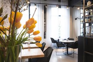 Boutique Hotel Oosteinde tesisinde bir restoran veya yemek mekanı