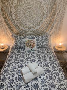 um quarto com uma cama com toalhas em Beréber أحلام em Jerez de la Frontera