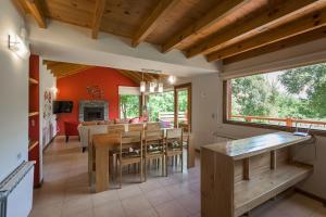 a kitchen and dining room with a table and chairs at Solar Selvana - Casas de montaña in Villa La Angostura