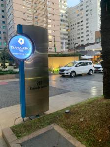 una señal en el lateral de un estacionamiento en Transamerica Al Santos981, en São Paulo