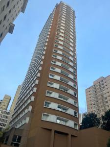 un edificio alto en medio de algunos edificios en Transamerica Al Santos981, en São Paulo