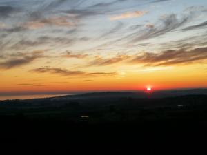 una puesta de sol con la puesta de sol en el cielo en Terra Cristal, en Piriápolis