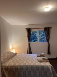 烏斯懷亞的住宿－Lajas Del Sur，一间卧室配有一张床,上面有两条毛巾
