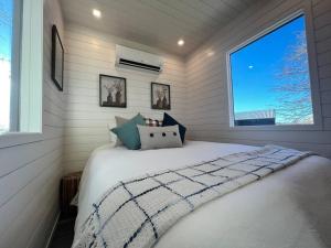 um quarto com uma cama e uma janela em NEW The Flagship 2 Story Container Home em Waco