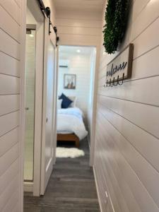 Postel nebo postele na pokoji v ubytování NEW The Flagship 2 Story Container Home