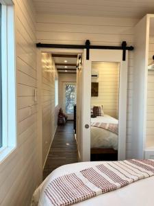 Postel nebo postele na pokoji v ubytování NEW The Flagship 2 Story Container Home