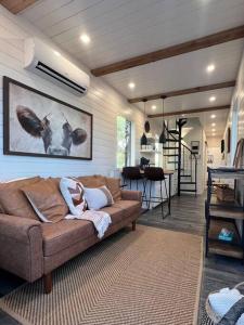 Posezení v ubytování NEW The Flagship 2 Story Container Home