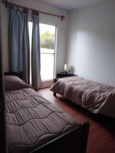 Giường trong phòng chung tại Casa en Villa Serrana para 4 personas.