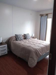 ein Schlafzimmer mit einem großen Bett in einem Zimmer in der Unterkunft Casa en Villa Serrana para 4 personas. in Villa Serrana