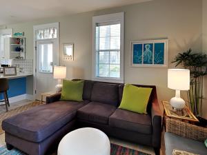 Χώρος καθιστικού στο Bungalows at Seagrove #142
