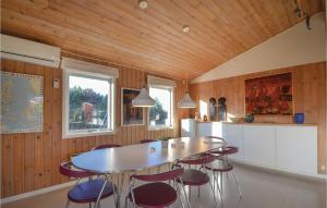 Fjellerup StrandにあるStunning Home In Glesborg With 4 Bedrooms, Sauna And Wifiのキッチン(テーブル、椅子付)