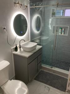 y baño con aseo, lavabo y ducha. en Near Train Station Gorgeous 3-Bedroom Apartment with Patios en Boston