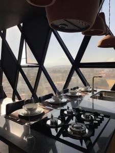 a kitchen counter with a stove and a window at Loft industrial vista a los volcanes in Cholula