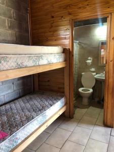 bagno con 2 letti a castello e servizi igienici di hermosa cabaña cerca del puerto a San Clemente del Tuyú
