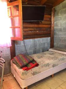 Tempat tidur dalam kamar di hermosa cabaña cerca del puerto