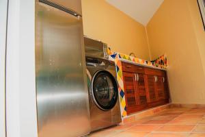 - un lave-linge et un sèche-linge en acier inoxydable dans la cuisine dans l'établissement T1 D'ALICE SAINTE ANNE CENTRE, à Sainte-Anne