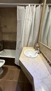 y baño con lavabo, aseo y bañera. en Il Riposo en Salta