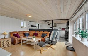 uma sala de estar com um sofá e uma mesa em Nice Home In Outrup With Kitchen em Ovtrup