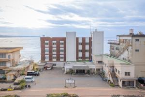 ein leerer Parkplatz vor einem Gebäude in der Unterkunft Sakurajima Seaside Hotel in Sakurajima
