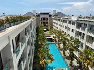 uma vista panorâmica de um edifício de apartamentos com uma piscina em Stylish 2 Bedroom Penthouse Apt, 50 Mbps, Pool, Gym, Resto em Kuta
