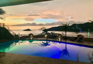 a swimming pool with a view of the ocean at Apartamento Rodadero frente a la playa in Rodadero