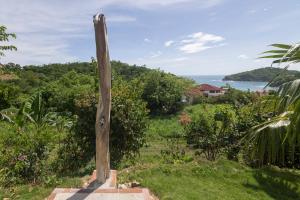 une croix en bois assise au-dessus d'un champ dans l'établissement Casa Oli Mar, à San Juan del Sur