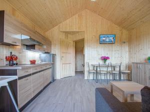 ウストカにあるHoliday Home in Ustka near Baltic Seaのキッチン、ダイニングルーム(テーブル付)