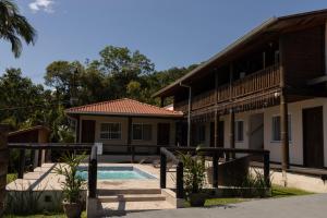 A piscina localizada em Pousada Beira Mar ou nos arredores