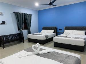 1 dormitorio con 2 camas con zapatos blancos en el suelo en VILLA TASIK TONGKANG KELI LANGKAWI, en Kuah